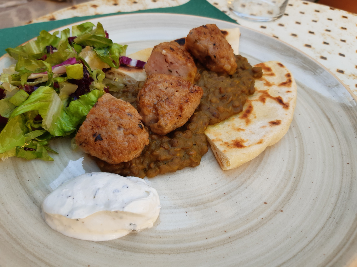 Homemade chicken kebab with yogurt and mint sauce cibochat